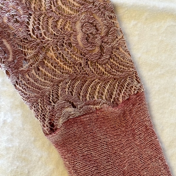 GIMMICKS BY BKE, BUCKLE Jeans Pink Mauve Washed Knit Lace Long Sleeve Top Sz XS - Picture 16 of 16